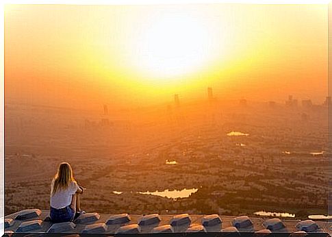 Lonely-woman-in-front-of-the-sunset