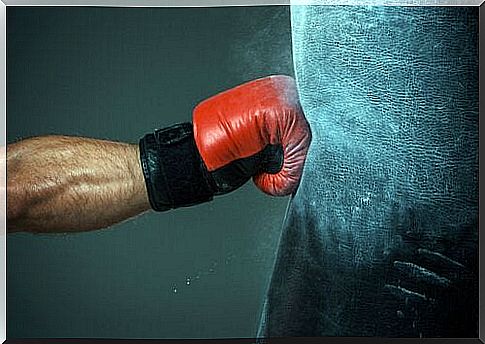 Brazo-de-hombre-golpeando-un-saco-de-boxeo