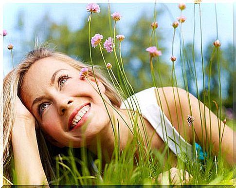 Mujer sonriendo between flora