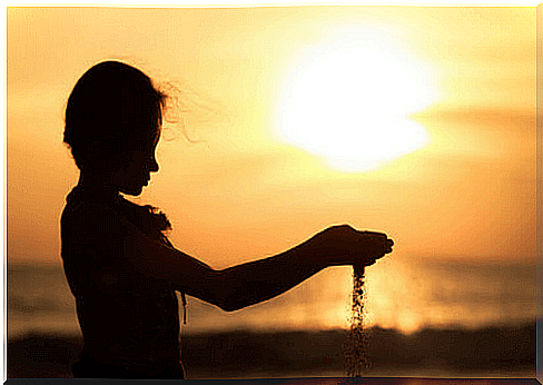 Child-with-sand-in-hands