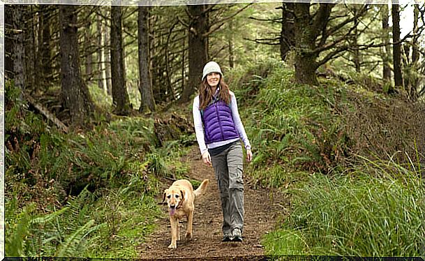 mujer-caminando-con-perro